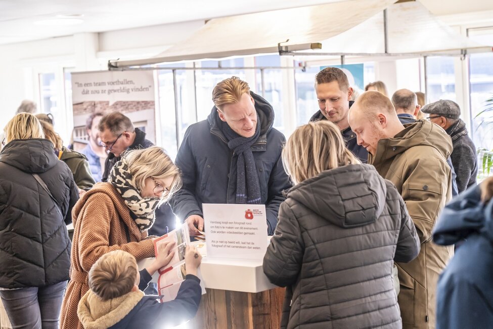 Mensen aan statafel bij slotevent Burgerbegroting 2