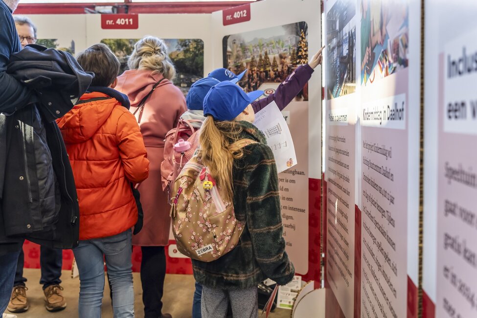 Mensen bekijken infoborden bij slotevent Burgerbegroting