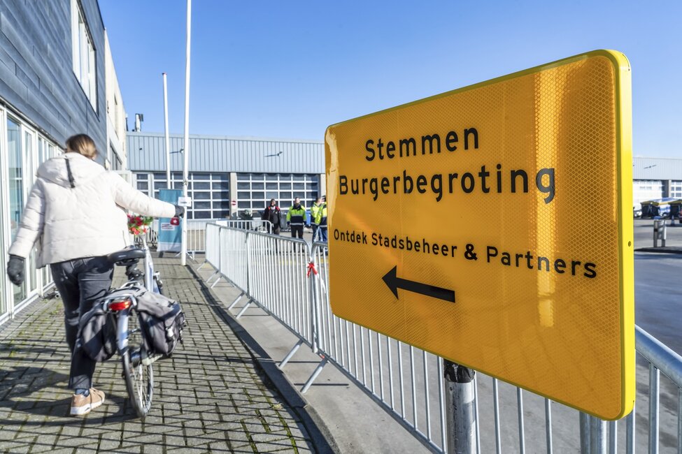 Verkeersbord met de tekst Stemmen Burgerbegroting