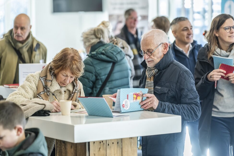 Mensen aan statafel bij slotevent Burgerbegroting